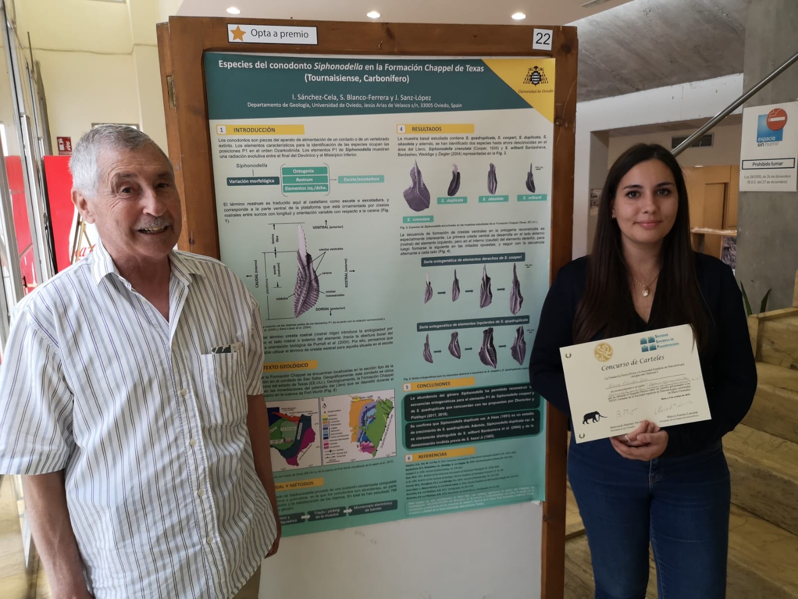 El presidente de la Fundación Sierra Elvira, Dr. Marcos A. Lamolda, junto a la alumna Irene Sánchez Cela